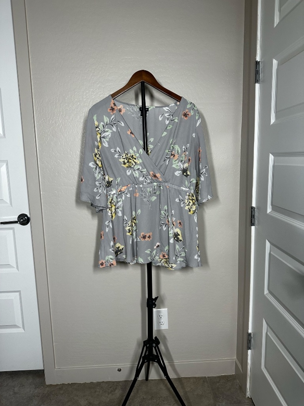 Torrid Gray Floral Surplice Babydoll Blouse Size 1 (14/16)